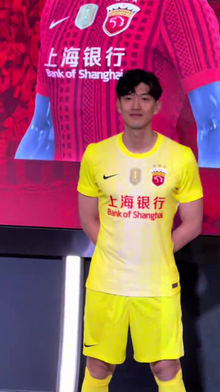 世界杯官方平台-记者晒海港新赛季球衣上身照：红得比较清新一些，挺好看的