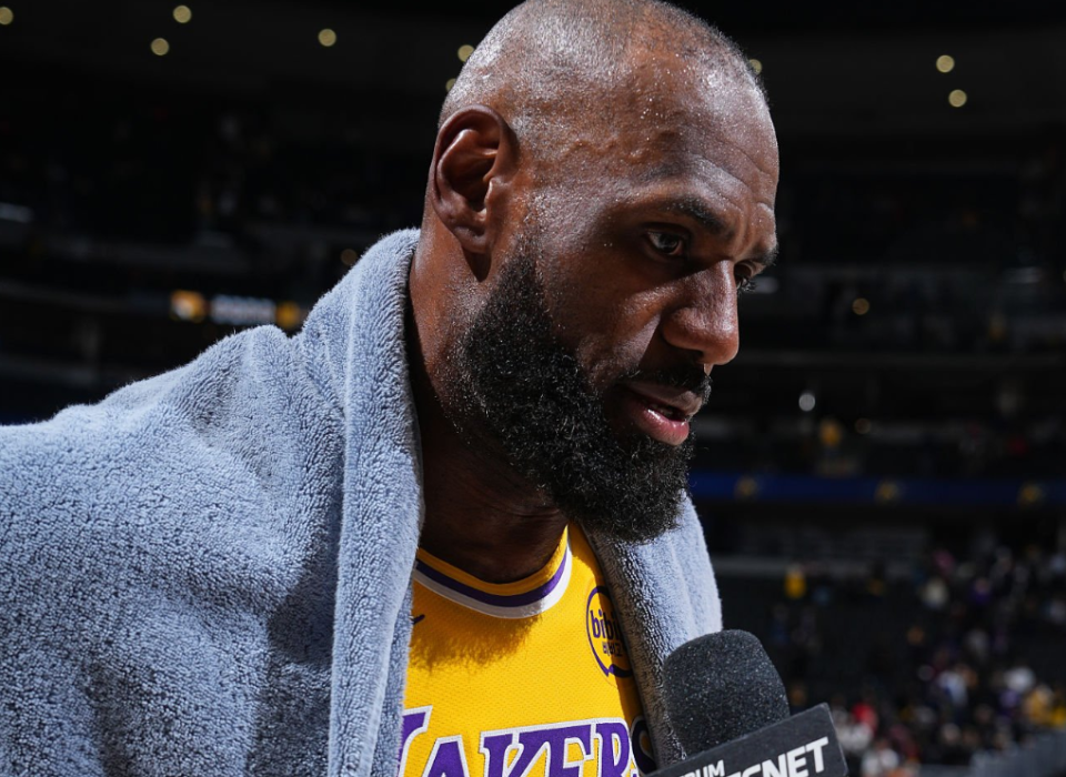 詹姆斯200岁还能扣太离谱！本人回应朋友称赞：6个笑哭了表情