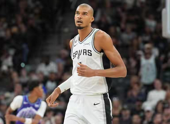 世界杯官方平台-库里轰38+8记三分仍无缘今日最佳！对不起，你碰到暴走的大帝了